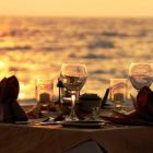 A cena a riva il mare 